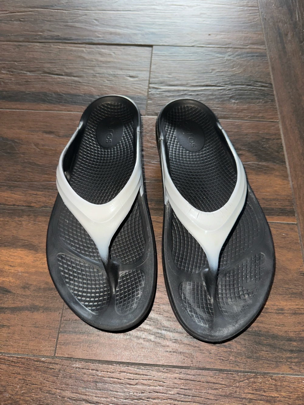 OOFOS Black and White Women's Recovery Sandals Size 9